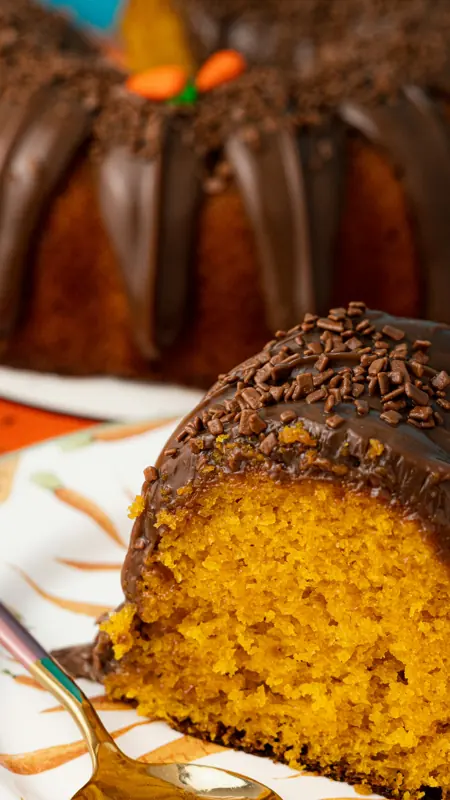 Bolo de cenoura com calda de chocolate