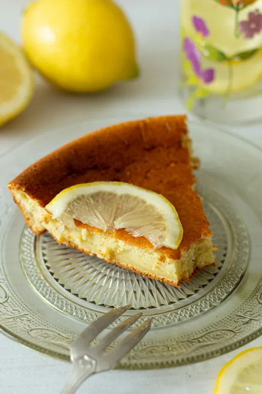 Fatia de bolo de limão em um prato