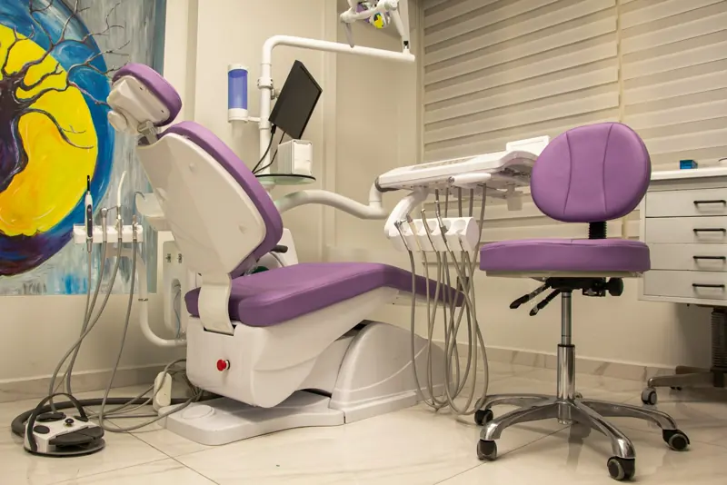 Cadeira odontológica em um consultório colorido