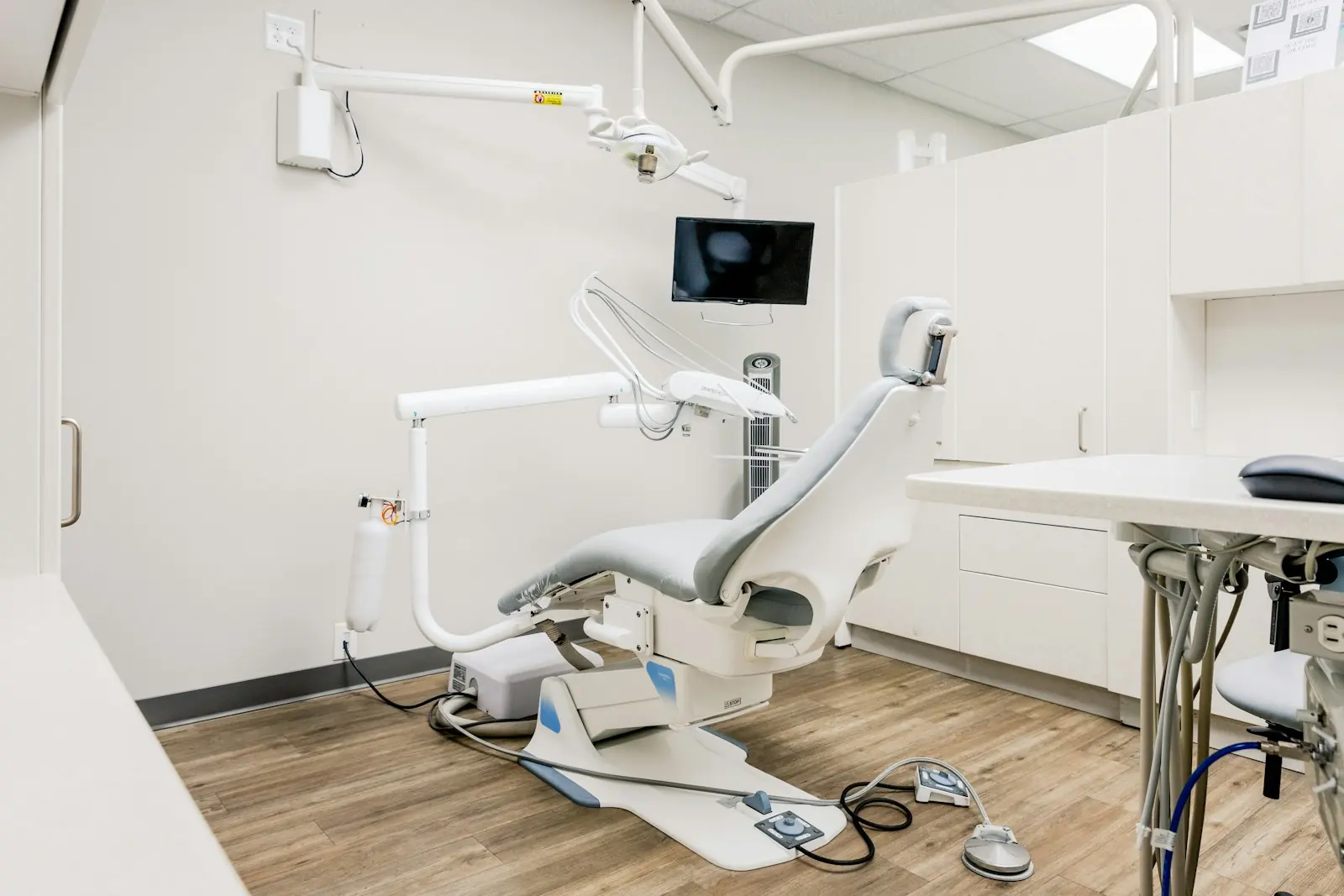 Consultório odontológico moderno e iluminado com cadeira de atendimento
