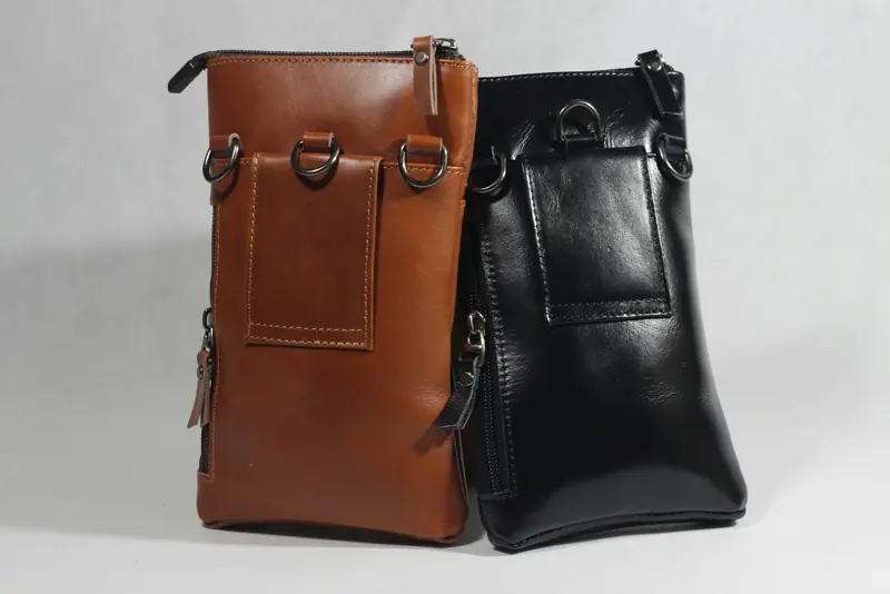 Duas bolsas de couro, uma marrom e uma preta