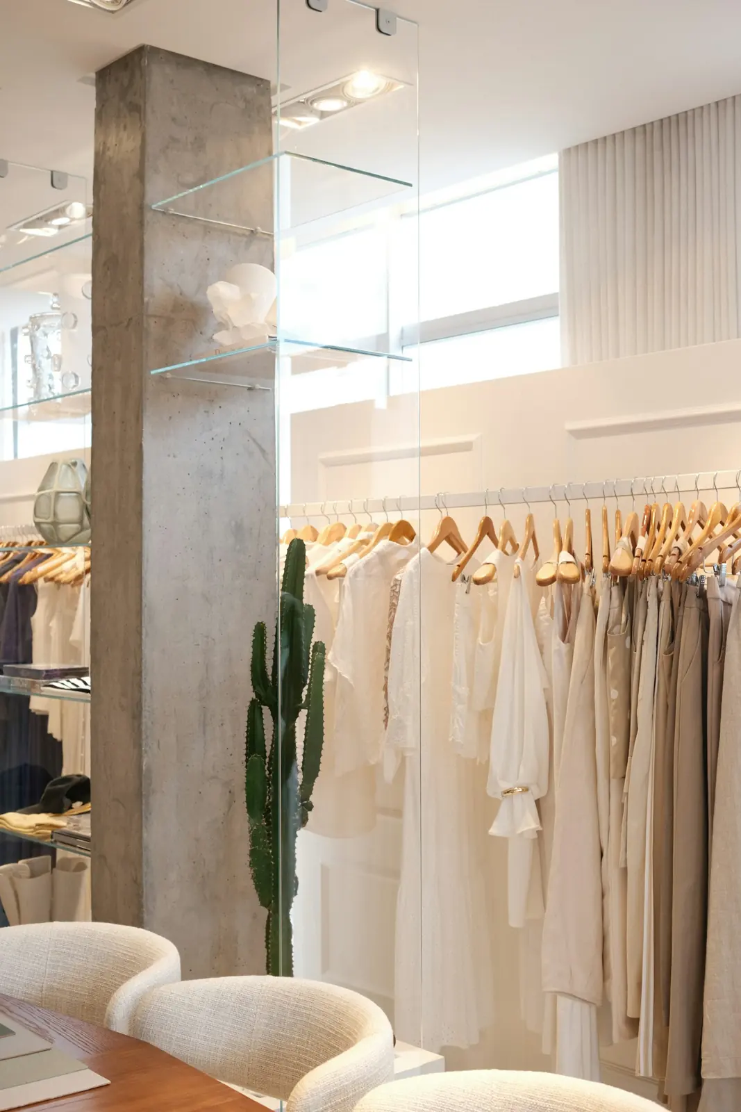 Arara com vestidos em tons neutros em uma loja
