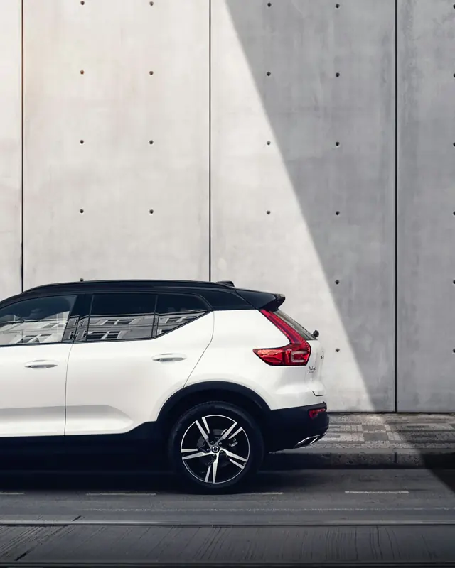 SUV compacto branco estacionado, vista lateral